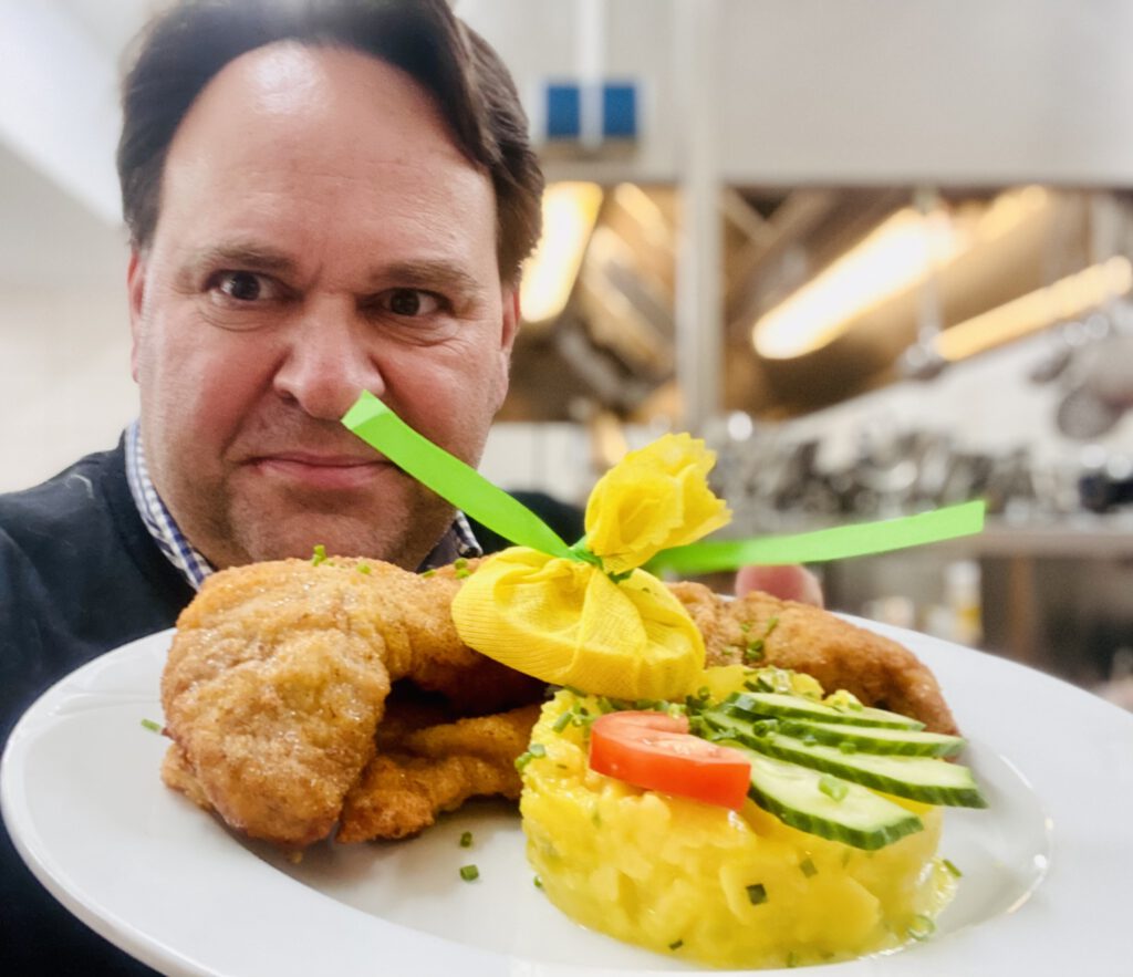 Schnitzel Wiener Art mit hausgemachtem Kartoffelsalat im Bio Hotel Schwarzer Bock Ansbach