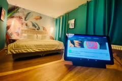 Tablet-Hotelzimmer22-Federspiel-SchwarzerBock-Bio-Boutique-Hotel-Ansbach
