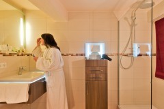Zimmer_34_SchwarzerBock_Bad_Dusche_schmal.006_1